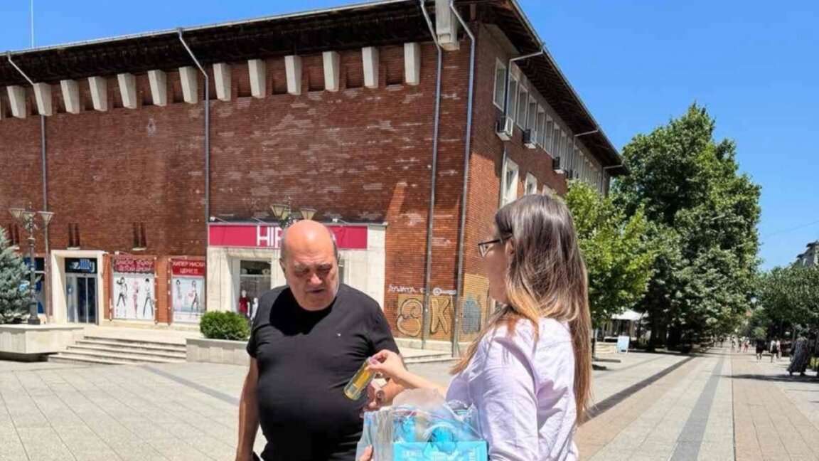 Раздават вода в центъра на Враца заради опасните горещини
