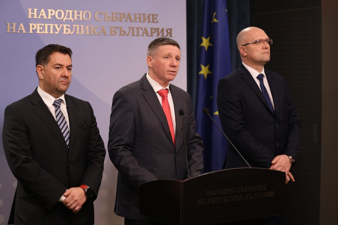 Народните представители Иво Русчев, Николай Дренчев, Александър Арангелов, които бяха изключени от "Възраждане".