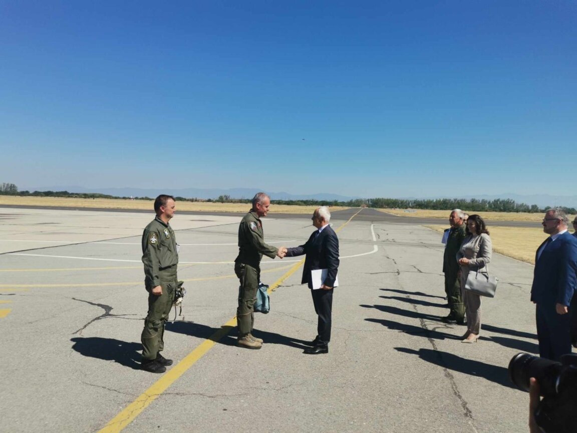 Министър Запрянов откри новата писта в авиобаза "Граф Игнатиево"