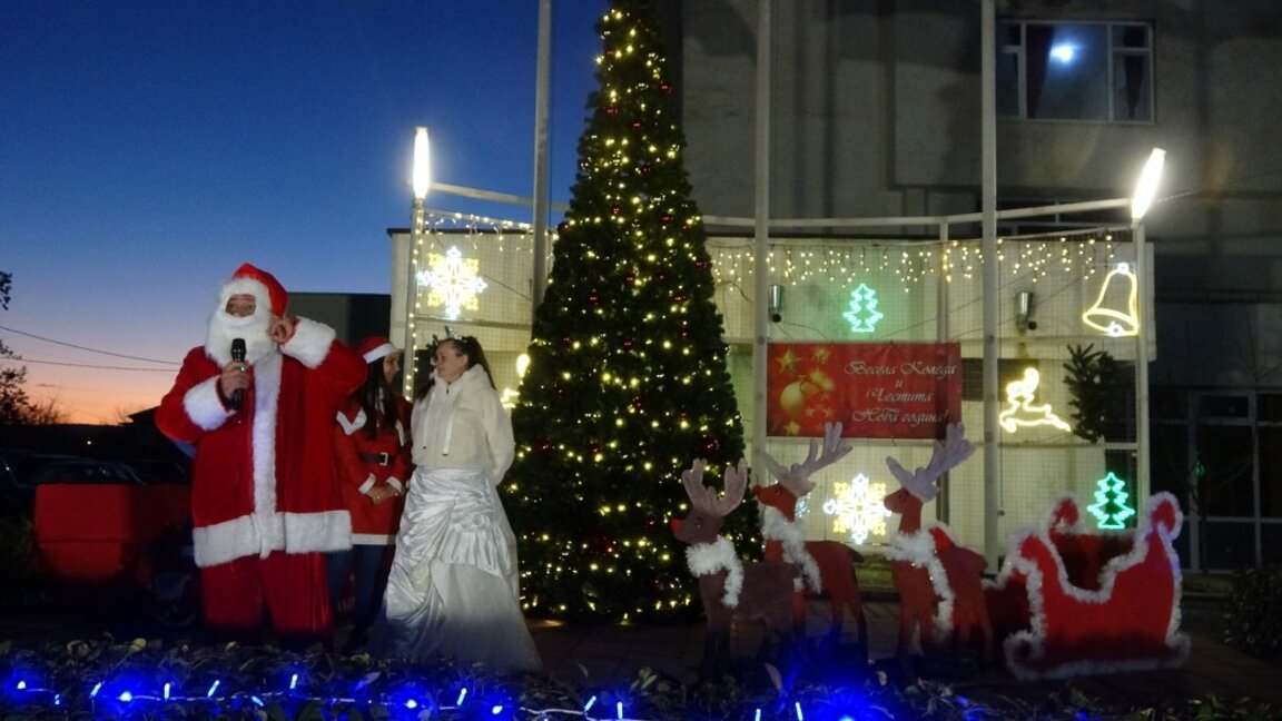 Дядо Коледа зарадва децата на Болярово