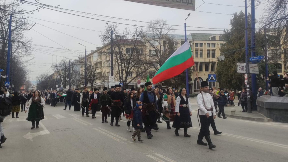Общоградско шествие и 100-метров трибагреник за празника в Пазарджик