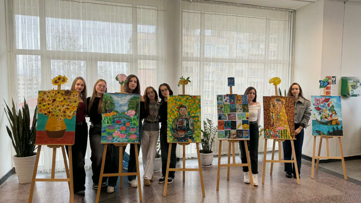 Гимназисти рисуват заедно по велики художници