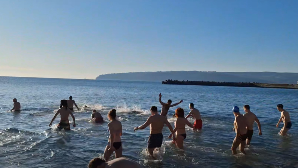 Varna’da hevesliler yeni yılı soğuk denize girerek karşıladı
