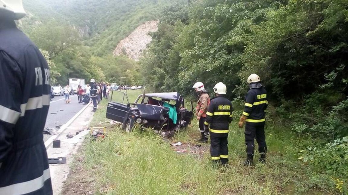 Заради стеснението на магистрала "Струма"  в 18 километровото Кресненско дефиле, често стават пътни катастрофи и има множество жертви и пострадали.