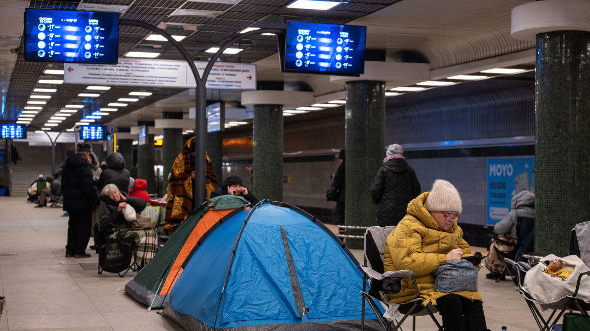 Хора се крият в метрото в Киев по време на руска въздушна атака, 20 януари 2026 г.