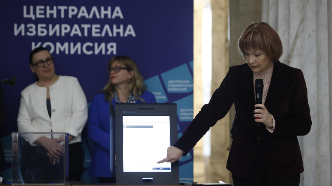 Представители на ЦИК демонстрираха пред ученици как се гласува с машина и хартия и отговаряха на въпроси, свързани с изборния процес -  14 април 2026 г.