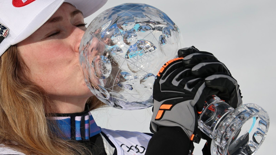 Микаела Шифрин целува страстно кристалния глобус в слалома.