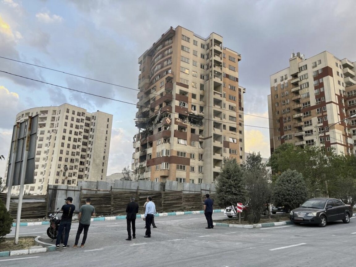 Поразен жилищен блок в Техеран.