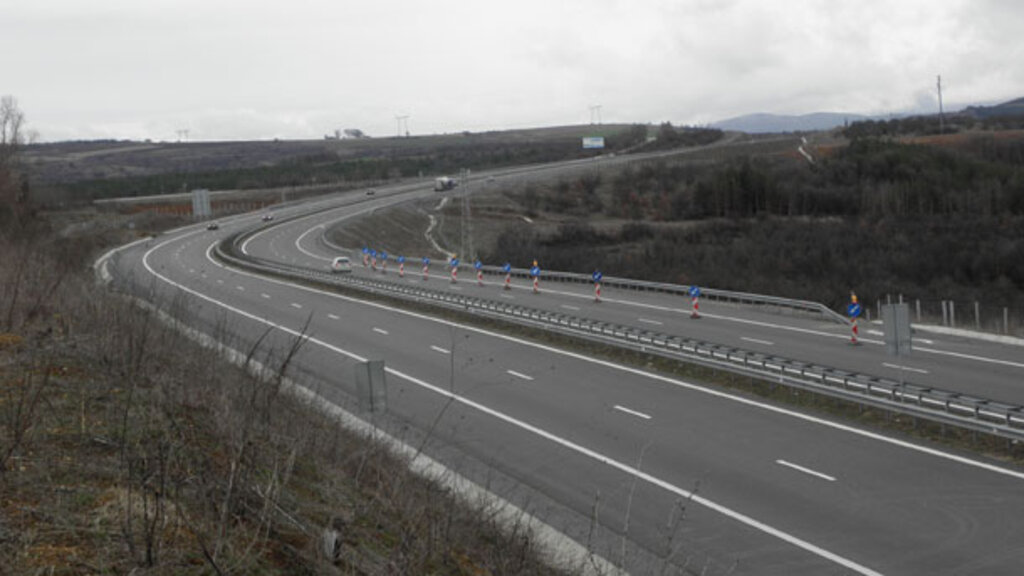 Подобряват отводняването между 10-и и 37-и км на АМ „Струма“