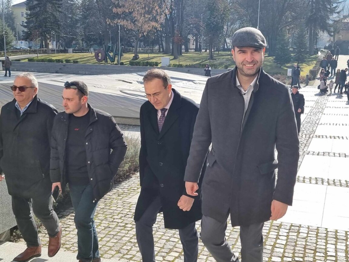 Програмата „Грижа в дома“ ще продължи заяви министър Борислав Гуцанов