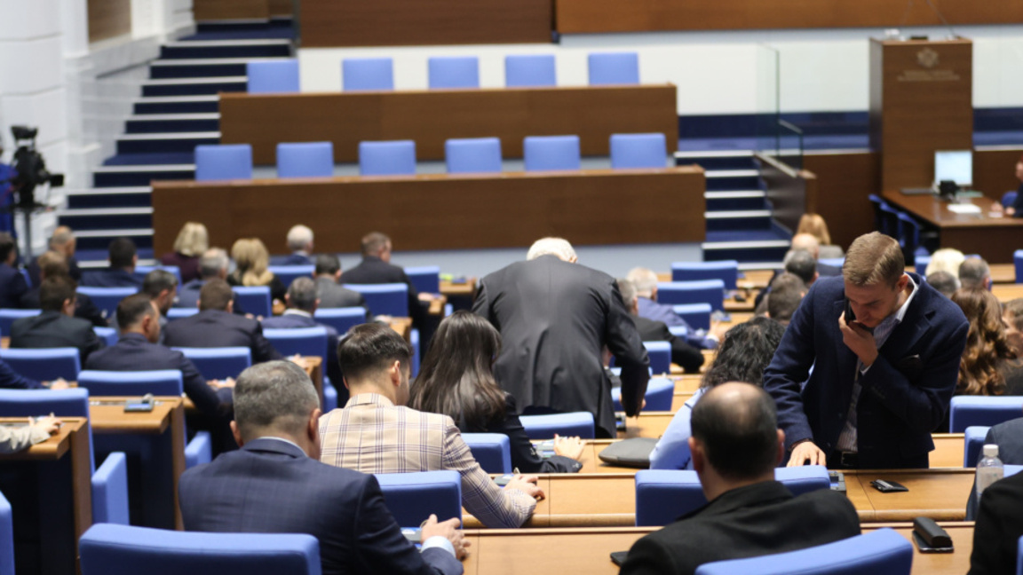 Пропадна извънредното заседание на парламента