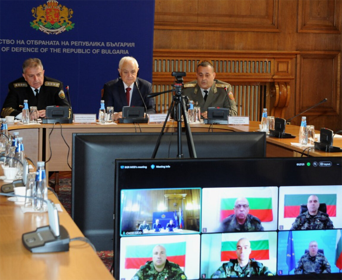 El ministro de Defensa y el jefe de la Defensa felicitaron a los militares búlgaros en el extranjero con motivo del 6 de mayo