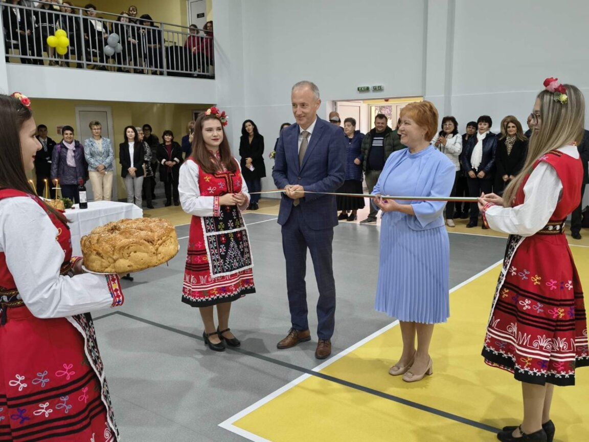Министър Вълчев ще предложи обществено обсъждане на забрана на социални мрежи за деца