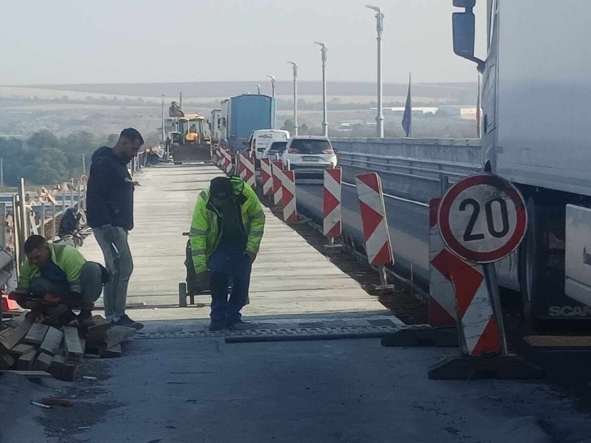 Спират движението по Дунав мост