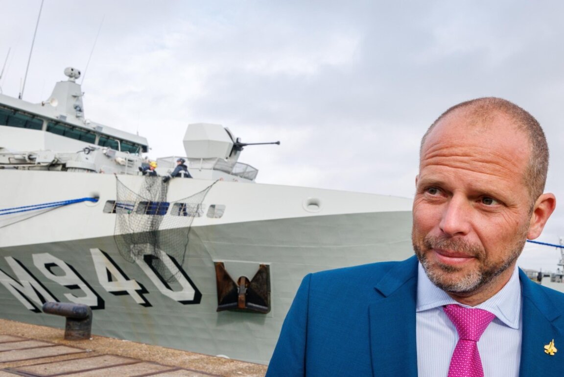 Министърът на отбраната на Белгия Тео Франкен на фона на кораба за противоминно действие на белгийския флот  M940 Oostende, в Зебрюге, Белгия, 3 ноември 2025 г.