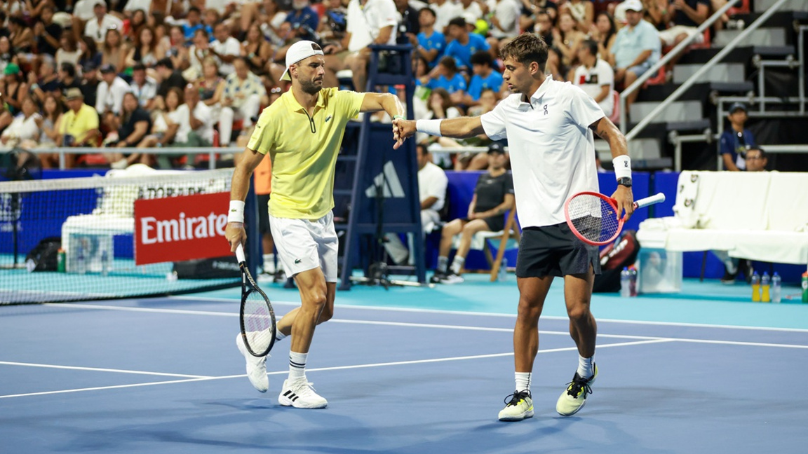 Григор и Коболи се поздравяват след поредната точка.