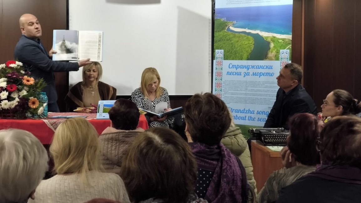 Лазар Налбантов, вляво с книгата