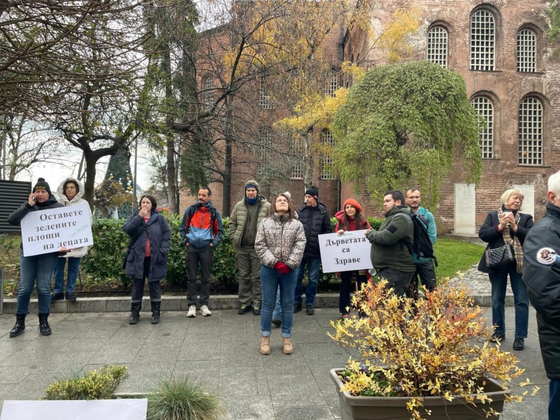 Жители от два квартала на София на протест пред сградата на Столичната община
