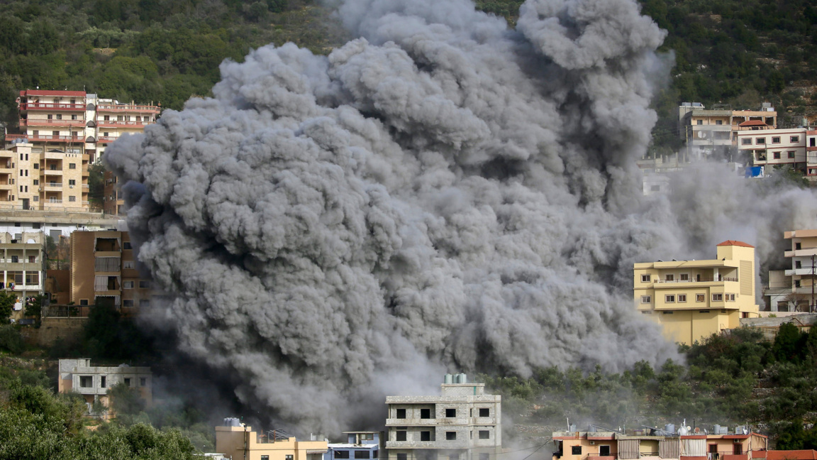 Дим се издига над сгради в Аин Кана в Югоизточен Ливан след удари на израелската армия