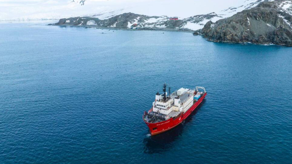 Корабът "Св. св. Кирил и Методий" достигна бреговете на остров Ливингстън