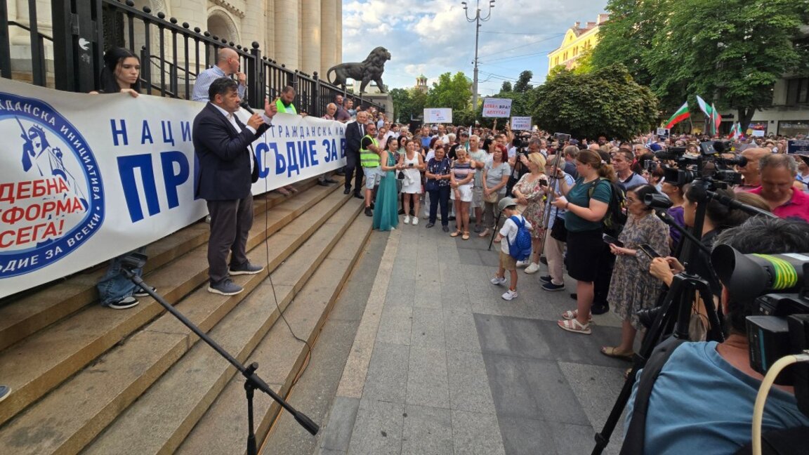 Протестът в София прерасна в шествие към сградата на НС