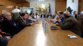Еднопосочно движение по аварийния път над свлачището в Пампорово от декември 
