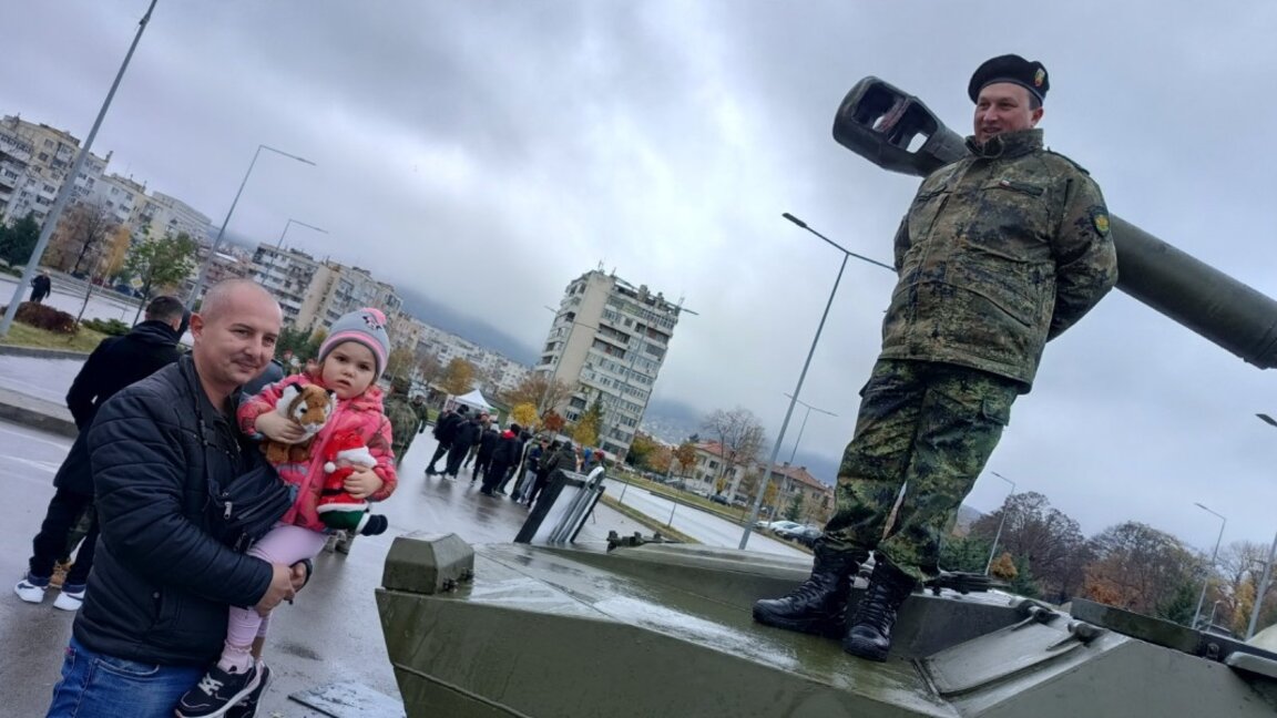 Военните впечатлиха с танк и униформи