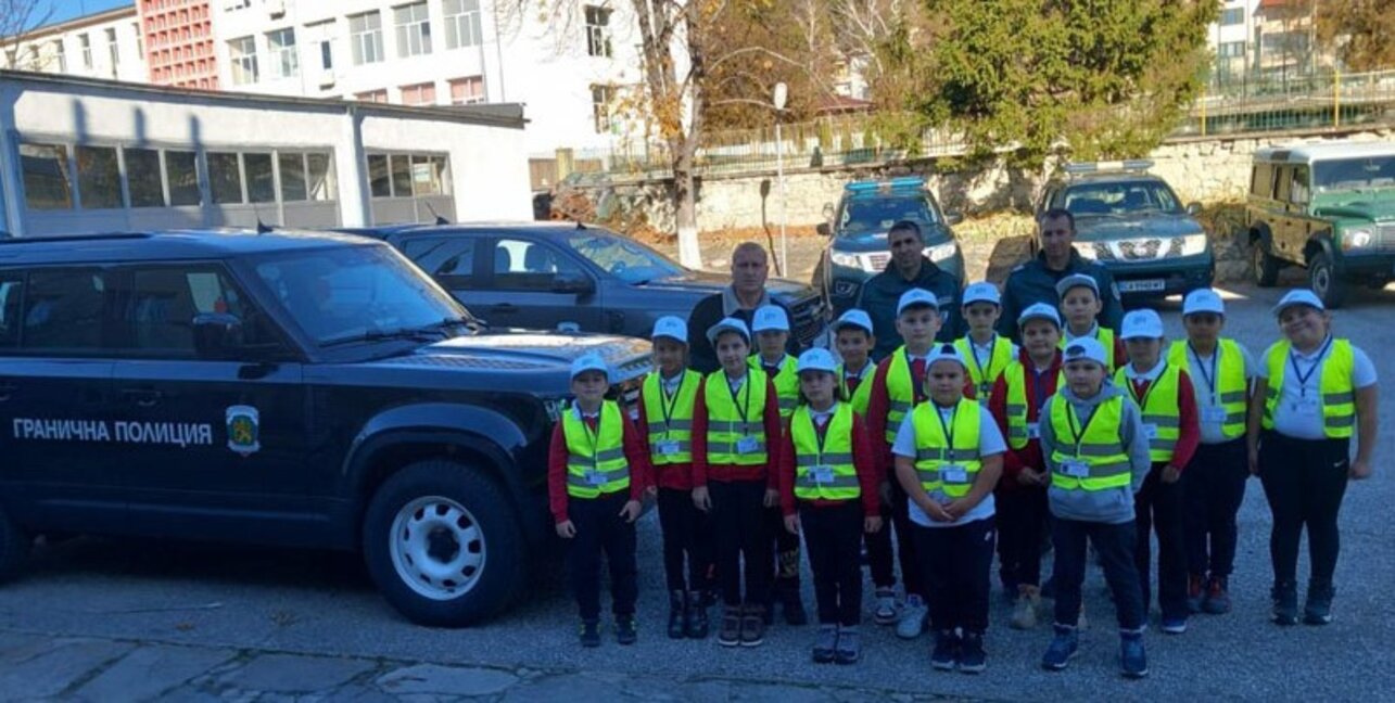 Деца-полицаи бяха на урок при граничарите в Крумовград