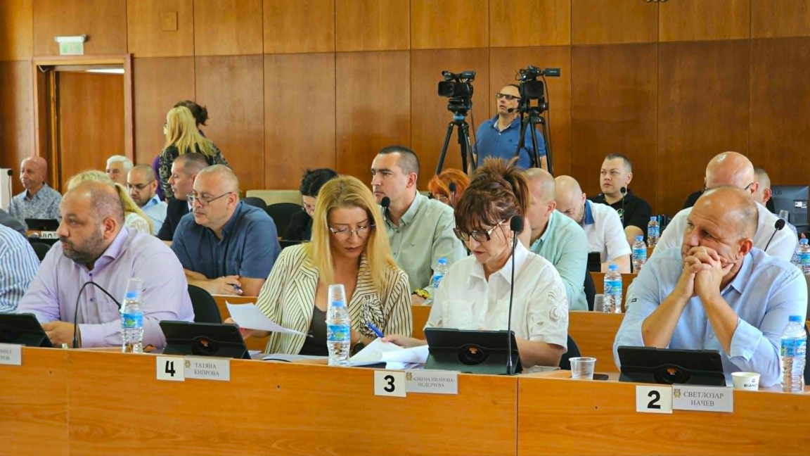 Запазват безплатния час на паркинга пред ДКЦ-1