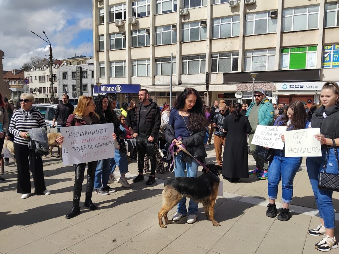 Десетки перничани се събраха пред Съдебната палата в града, за да кажат „Не на насилието”
