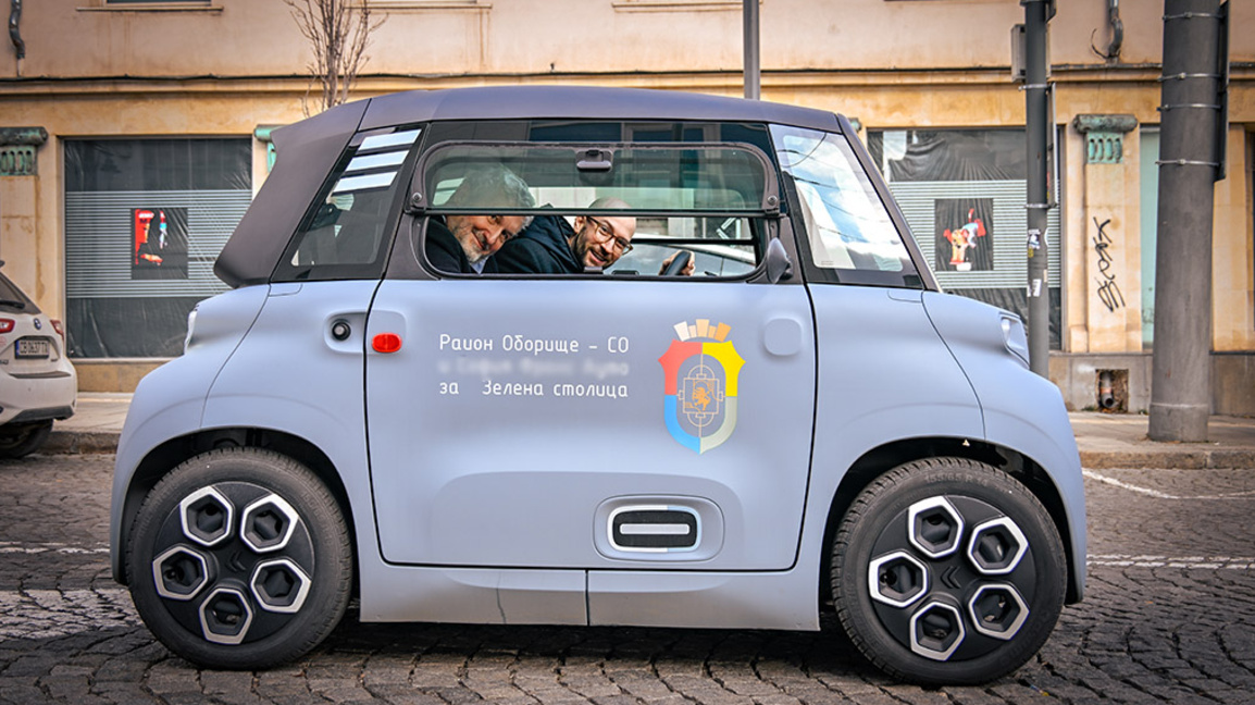 В тестването на електромобила се включиха и зам.-кметът на Столичната община Георги Клисурски и кметът на район "Оборище" Георги Кузмов