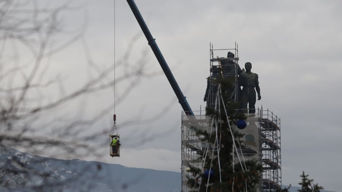 Dismantling of Monument to the Soviet Army in Sofia continues in stages