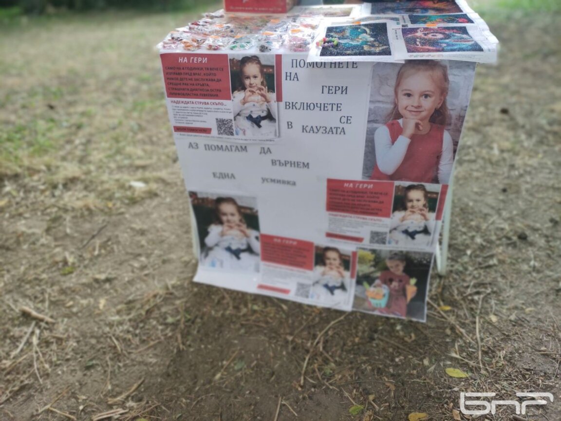 10-годишната Десислава Костадинова изработва гривнички в помощ на болни деца