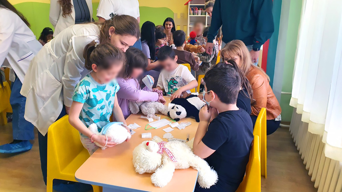 Студенти по медицина лекуваха плюшени играчки в детска градина в Бургас
