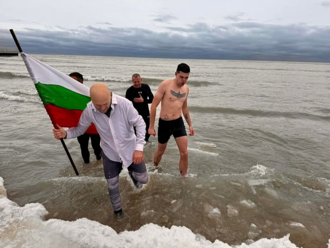 Bulgarians in the USA also swam for the Epiphany cross