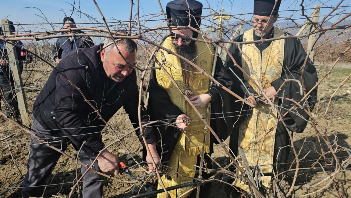 Сливенският владика Арсений благослови лозарите от село Глушник и община Сливен