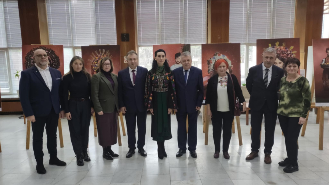 Красотата на украинските носии в изложба