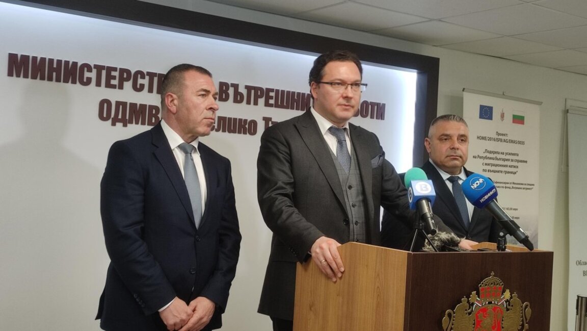 Министърът на вътрешните работи Даниел Митов (в средата) в ОДМВР - Велико Търново