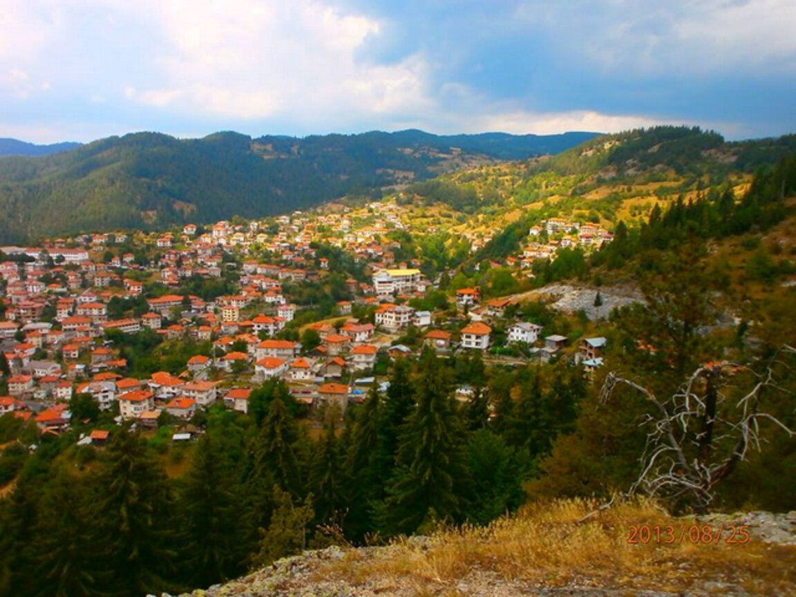Изглед към село Момчиловци.