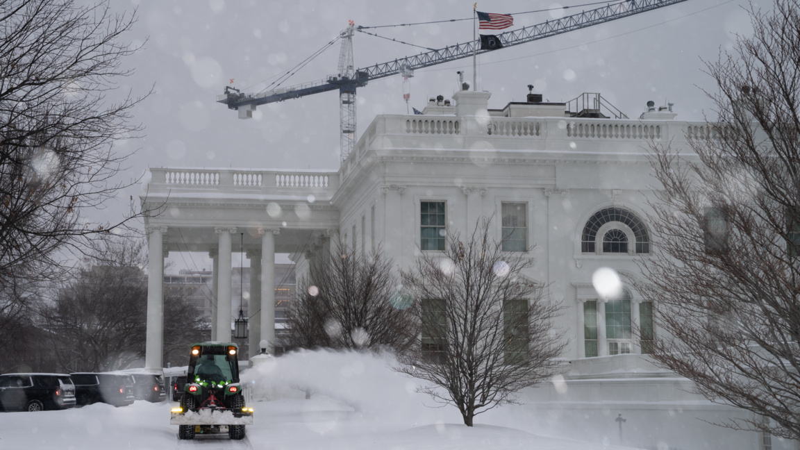 Сняг пред Белия дом, неделя, 25 януари 2026 г.