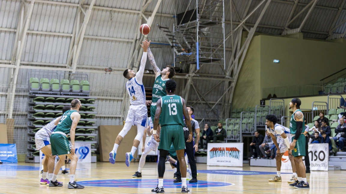 На Академик предстои тежка визита