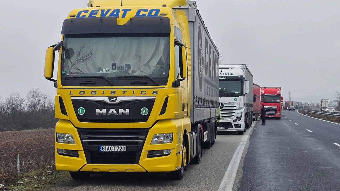 Trafic routier intense à la frontière turque