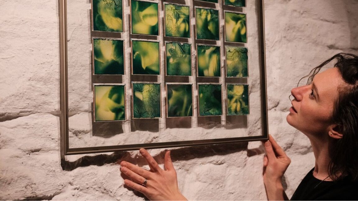 Johana Trajanowa stellt mit Hilfe fotografischer Techniken die Frau als Liebe, Schutz und... Droge dar