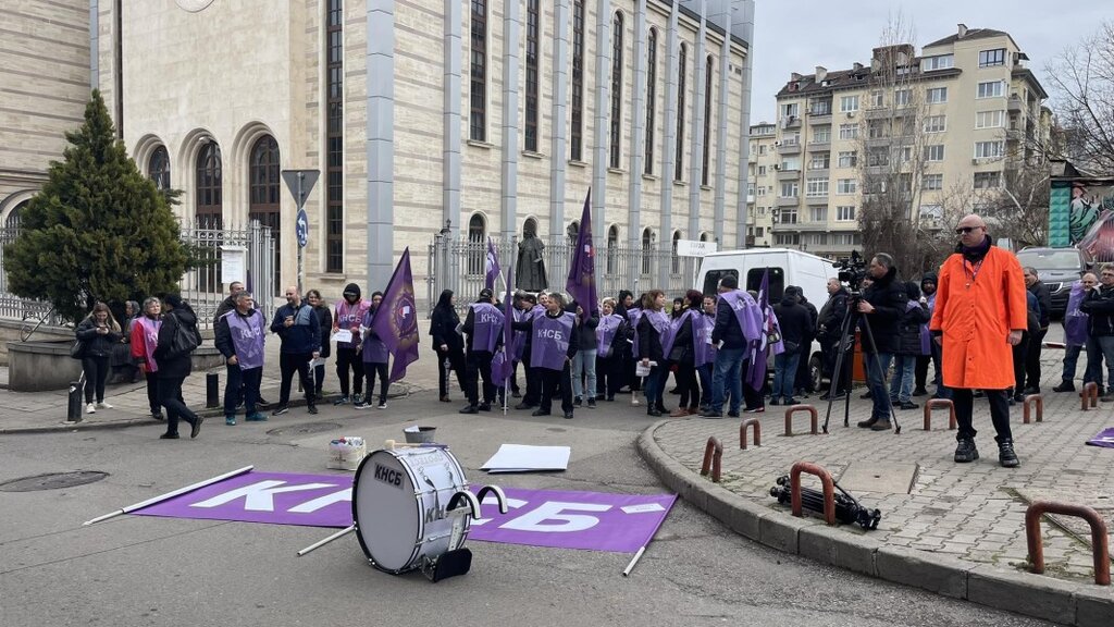 Служители в "Метрополитен" протестираха, затвориха за час един от входовете на метростанция "Сердика"