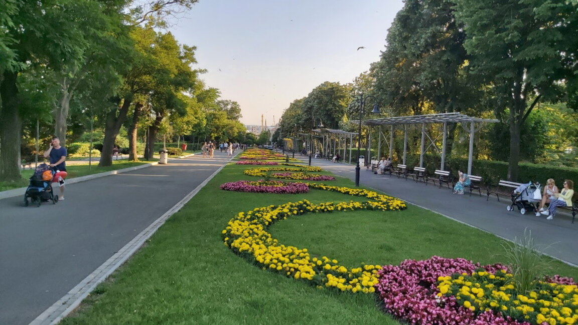 2200 абитуриенти в Бургас, шествие в града, заря и лодки