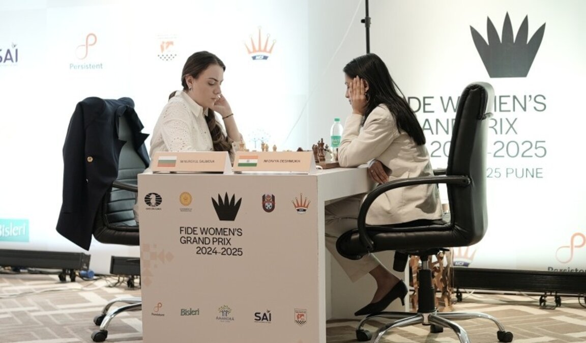 Нургюл Салимова (вляво) вече е шеста в класирането в Пуне.