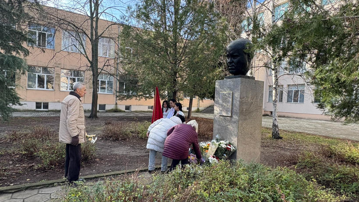 Казанлък почете 129 години от рождението на Петко Стайнов