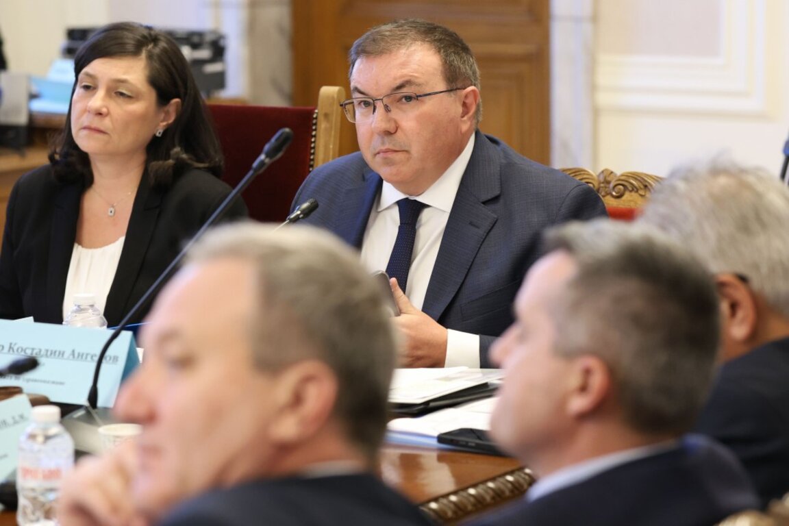 Председателят на Комисията по здравеопазването в НС Костадин Ангелов на заседание на комисията - 11 януари 2024 г.