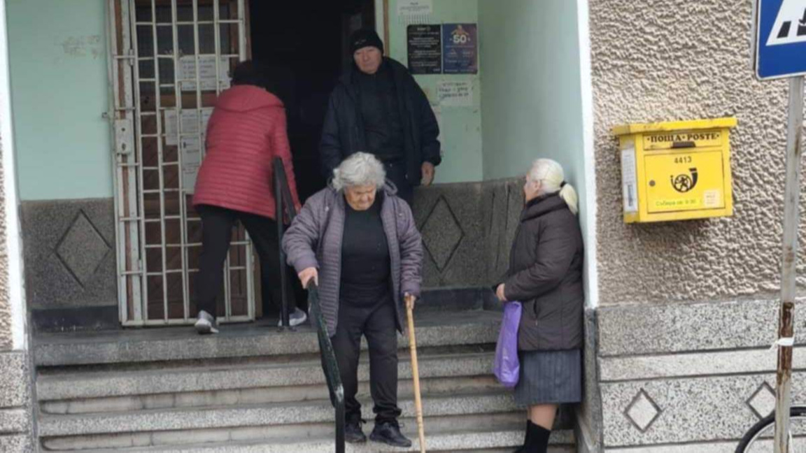В пощите изплащат пенсиите в евро, пенсионерите не са притеснени