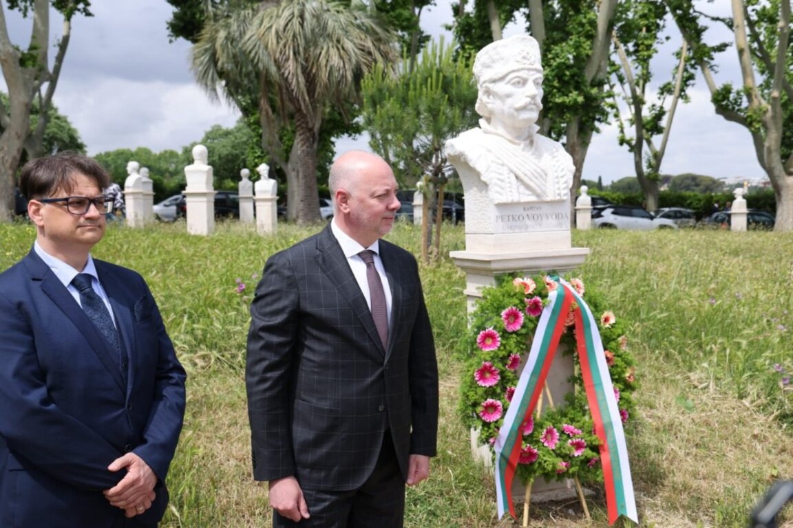 Премиерът Желязков поднесе венец на паметника на Капитан Петко войвода в Рим